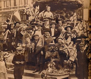 इरोस, पिकाडिली, लंदन, 1918, 1938 के नीचे विजय समारोह द्वारा अज्ञात