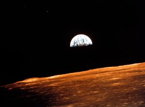 अपोलो 10 से पृथ्वी का दृश्य चंद्रमा की परिक्रमा करते हुए, 1969 द्वारा अज्ञात