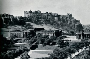स्कॉटलैंड और एडिनबर्ग कैसल की राष्ट्रीय गैलरी का दृश्य, c1945 द्वारा अज्ञात