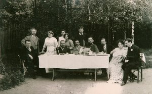 20 वीं शताब्दी की शुरुआत में रूसी लेखक अलेक्जेंडर कुप्रिन और उनके परिवार, गैचीना, रूस के साथ आगंतुक द्वारा अज्ञात