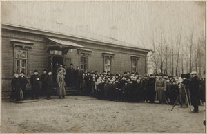 20 नवंबर, 1910, 1910 को एस्टापोवो स्टेशन पर लियो टॉल्स्टॉयस निकाय को हटाने का इंतजार द्वारा अज्ञात