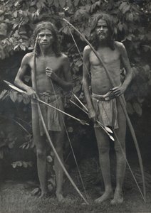1926 में धनुष और तीर के साथ वेदा द्वारा अज्ञात