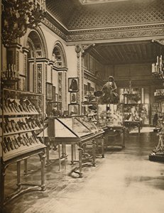 लंदन वासियों ने लैंकेस्टर हाउस में क्या पहनना प्रदर्शित किया, c1935। द्वारा अज्ञात