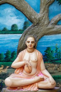 जब वे वृंदावन का दौरा कर रहे थे, श्री चैतन्य महाप्रभु प्रतिदिन इमली ताला (इमली के पेड़) पर जप करते थे, जो उस समय यमुना के तट पर स्थित था। चैतन्य महाप्रभु (1486-1534) पूर्वी में एक वैष्णव संत और समाज सुधारक थे द्वारा अज्ञात
