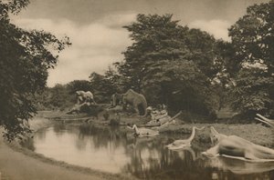 जहां पैलेस ग्राउंड्स में झील के द्वारा प्रीहिस्टोरिन लर्क की जानवर, c1935। द्वारा अज्ञात
