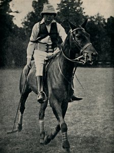 विंस्टन चर्चिल प्लेइंग पोलो, 1920, 1945। द्वारा अज्ञात