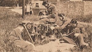 वायरलेस ऑपरेटर के अंदर नवीनतम प्रकार की प्रशिक्षण मशीन, 1940 द्वारा अज्ञात