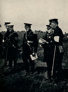 सेना के युद्धाभ्यास में जनरल फ्रेंच के साथ, 1912, 1945। द्वारा अज्ञात