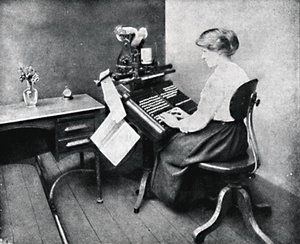 वूमेन ऑपरेटर ऑन मोनोटाइप कीबोर्ड, 1917 द्वारा अज्ञात