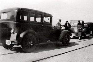 महिलाओं और खड़ी कारों, 1930 द्वारा अज्ञात