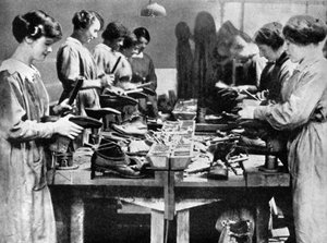 1914-1918 1936 के युद्ध प्रयास के लिए फुटवियर की मरम्मत करने वाली महिला कोबलर्स द्वारा अज्ञात