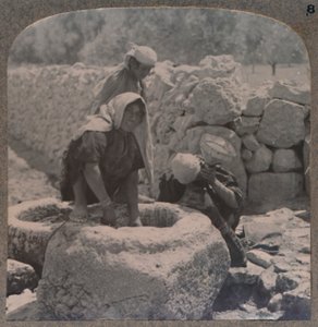 बेथलेहम की सड़क पर मैगी के फव्वारे पर पानी खींचती महिलाएं, c1900 द्वारा अज्ञात