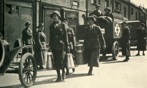 अस्पताल में दूध पहुंचाने वाली महिला आरक्षक, प्रथम विश्व युद्ध, c1914-1918, c1920। द्वारा अज्ञात