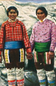 युवा इनुइट महिलाएं, ग्रीनलैंड, c1928। द्वारा अज्ञात