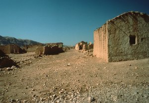 सदनों के साथ गांव की गली द्वारा अज्ञात अज्ञात