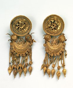 4 वीं शताब्दी ईसा पूर्व (सोना और तामचीनी) की पहली छमाही, बोस्पोरन साम्राज्य से, फिलाग्री ग्रेनुलेशन और तामचीनी से सजाए गए एटिकन बालियां द्वारा अज्ञात