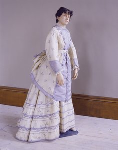 ताना-मुद्रित अल्पाका की हलचल वाली पोशाक, c.1872-4 द्वारा अज्ञात