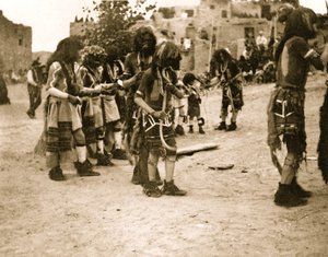 सांपों को ले जाना 1900 (फोटो) द्वारा जॉन एर्लेंडसन