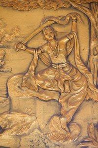 चुआ थीप लांग बौद्ध शिवालय। द ग्रेट टोंसुर: बुद्ध ने अपने बालों को अपनी तलवार से काट दिया। फिर उसने अपने राजकुमार के कपड़े एक भिखारी की पोशाक के लिए बदल दिए। फिर उन्होंने थाय निन्ह को प्रबुद्ध करने की अपनी खोज शुरू की। वियतनाम द्वारा अज्ञात