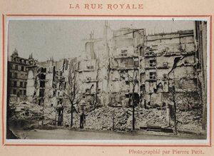 कम्यून डे पेरिस (1871): मई 1871 में पेरिस में रुए रोयाल के खंडहरों का दृश्य। पियरे पेपेटिट की तस्वीर। कार्डबोर्ड पर प्रिंट करें, मंद। 9x5,4 सेमी द्वारा अज्ञात