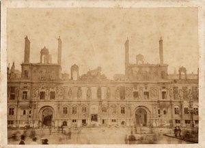 कम्यून ऑफ पेरिस (1871): मई 1871 में सिटी हॉल में आग का दृश्य। बेनामी फोटोग्राफी, कार्डबोर्ड पर प्रिंट डिम। 15x10 सेमी द्वारा अज्ञात
