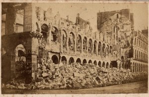 कम्यून ऑफ पेरिस (1871): मई 1871 की आग के बाद वित्त मंत्रालय का दृश्य। फोटोग्राफी। कार्डबोर्ड डिम पर प्रिंट करें। 10x6,9 सेमी द्वारा अज्ञात