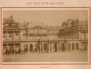 पेरिस का कम्यून (1871): मई 1871 की आग से पहले पेरिस में पैलेस-रॉयल (पैलेस रॉयल) का दृश्य। पियरे पेपेटिट की तस्वीर। कार्डबोर्ड पर प्रिंट करें, मंद। 9x5,4 सेमी द्वारा अज्ञात