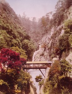 जापान, c.1890-1910, पृष्ठभूमि में झरनों के साथ, एक गहरी खाई में ढंका हुआ पुल द्वारा अज्ञात