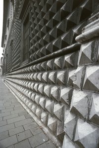 पलाज्जो देई दीमंती, फेरारा, इटली के मुखौटे का विवरण (फोटो) द्वारा अज्ञात कलाकार