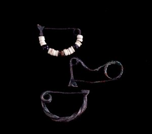 Etruscan कला: Poggio Selciatello, Pian della Regina, टार्क्विनिया द्वारा मकबरे 59 से तीन प्रकार के कांस्य रेशे - 9 वीं शताब्दी ईसा पूर्व - मंद 3,8 सेमी 3,3 सेमी और 3,5 सेमी - द्वारा अज्ञात