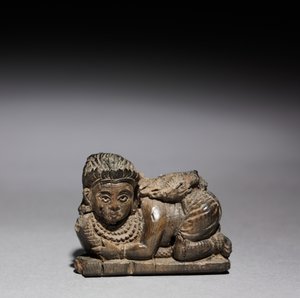 एक क्राउचिंग महिला की मूर्ति, 900-800 ई.पू. द्वारा अज्ञात