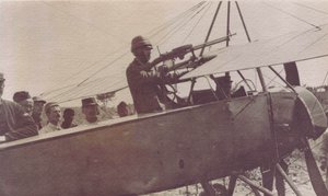 एक विमान की मशीन गन के चारों ओर फ्रांसीसी सैनिक - 1915 द्वारा अज्ञात
