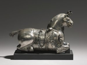 हॉर्स-शेप्ड ड्रिंकिंग वेसल, 200-325 द्वारा अज्ञात