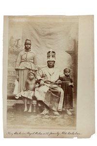 परिवार के साथ शाही वस्त्र में किंग ड्यूक, ओल्ड कैलाबार, नाइजीरिया, c.1890 (एल्बम प्रिंट) द्वारा अज्ञात