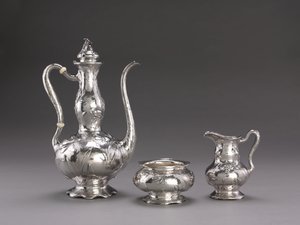 हैमरेड कॉफी सेवा: कॉफी पॉट, c.1900-1910 द्वारा अज्ञात