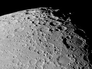 मोरेटस और क्लैवियस क्रेटर्स द्वारा अज्ञात