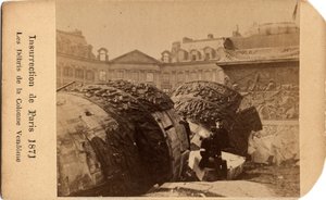 पेरिस की नगर पालिका (1871): पेरिस में प्लेस वेंडोम के गिरे हुए स्तंभ के मलबे के पास पोज देते हुए दो कम्यूनर्ड। अनाम फोटोग्राफी। मंद। 10,5x6,4 सेमी द्वारा अज्ञात