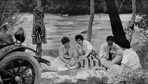 उत्तरी अमेरिका। पिकनिक पार्टी ओजार्क पहाड़ों की मोटर यात्रा के दौरान लंच बास्केट पर हमला करती है। 1920 द्वारा अज्ञात