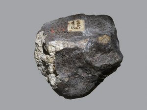 साधारण चोंड्राइट (L6)। अप्रैल १८०३ में ल'एगल (बासे-नॉरमैंडी, फ्रांस) में टॉमबी। प्राकृतिक इतिहास का राष्ट्रीय संग्रहालय, पेरिस। द्वारा अज्ञात