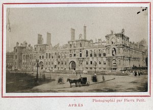 पेरिस कम्यून (1871): पेरिस में होटल डी विले में मई 1871 में आग लगने के बाद का दृश्य। पियरे पेपेटिट की तस्वीर। कार्डबोर्ड पर प्रिंट करें, मंद। 9x5,4 सेमी द्वारा अज्ञात