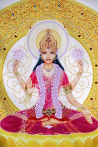 चित्र में धन की देवी और भगवान विष्णु की पत्नी लक्ष्मी कमल के फूल लिए बैठी हैं द्वारा अज्ञात