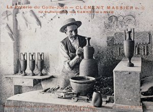 क्लेमेंट मासियर (1844-1917) के साथ पोस्टकार्ड, पॉटरी डी गोल्फ-जुआन के मास्टर कुम्हार अपने स्टूडियो, फ्रांस, 20 वीं शताब्दी में काम करते हैं द्वारा अज्ञात कलाकार
