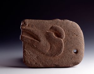Precolombian कला, मय सभ्यता, शास्त्रीय काल: हिरण के सिर का प्रतिनिधित्व करते हुए नक्काशीदार पत्थर में ज़ूमोर्फिक कुल्हाड़ी। मंद। २६.५ x चौड़ाई १ ९ .५ सेमी ग्वाटेमाला, म्यूजियो नाज़ियोनेल डी आर्केलोगिया ई एटोनोलिया - पूर्व-कोलंबियन कला, माया सभ्यता, क्लासिक द्वारा अज्ञात