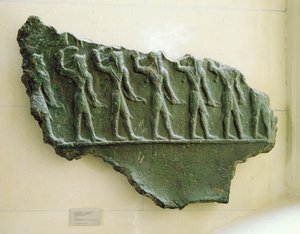 एलामाइट योद्धाओं का जुलूस, सुसा, ईरान, एलामाइट काल, c.1150 ईसा पूर्व (कांस्य राहत) द्वारा अज्ञात