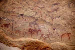 रॉक कला, प्रागितिहास: सूडान के उवेनाट मासिफ में एक अलंकृत आश्रय में मवेशियों और पॉलीक्रोम पात्रों (चरवाहों और तीरंदाजों) के एक समूह की रॉक पेंटिंग। 8000 से 3000 वर्ष ईसा पूर्व की अवधि। फोटोग्राफी द्वारा अज्ञात