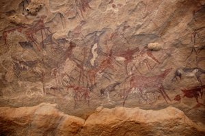 रॉक आर्ट, प्रागितिहास: सूडान के उवेनाट मासिफ में एक अलंकृत आश्रय में मवेशियों और पॉलीक्रोम पात्रों के समूह की रॉक पेंटिंग। 8000 से 3000 वर्ष ईसा पूर्व की अवधि। फोटोग्राफी द्वारा अज्ञात