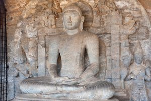 ध्यान मुद्रा में बुद्ध की रॉक रिलीफ; गल विहार मंदिर; पोलोन्नारुवा; श्रीलंका; एशिया द्वारा अज्ञात