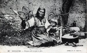सर्बिया, मोनास्टिर: दौड़ने में व्यस्त सर्बियाई महिला, मोनास्टिर को डेसोर्मैस बिटोला कहा जाता है और यह मैसेडोइन में स्थित है - पोस्टकार्ड 1914-1918 द्वारा अज्ञात कलाकार