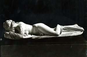 स्लीपिंग हेर्मैफ्रोडाइट (संगमरमर) (बी/डब्ल्यू फोटो) द्वारा अज्ञात