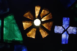 नोट्रे-डेम डी कंसोलेशन चर्च, हायरेस, फ्रांस में सना हुआ ग्लास द्वारा अज्ञात